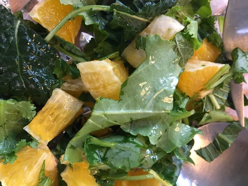 Grønkålsalat med appelsin og mynte