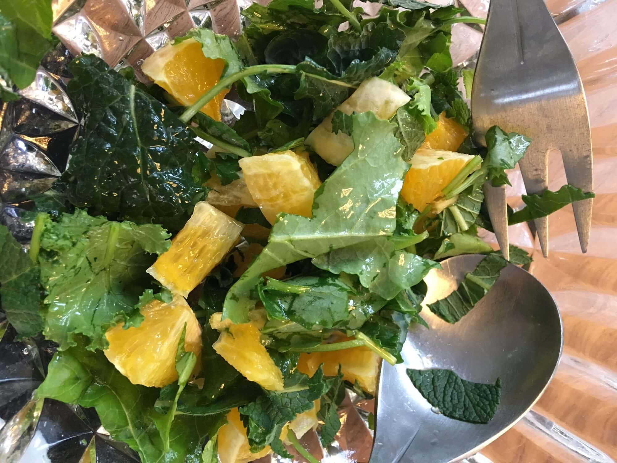 Appelsinsalat med mynte og grønkål
